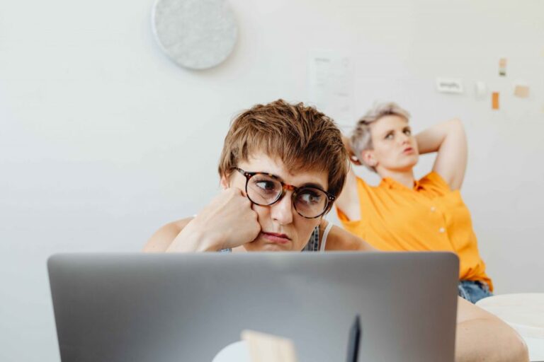 Panduan Menanggapi Berbagai Macam Sikap Manusia: Sosialisasi Lebih Dalam